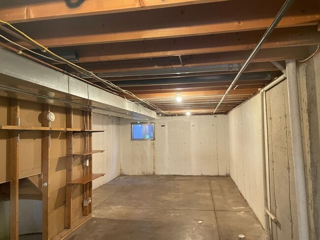 Building Photo - 2 BEDROOM TOWNHOME IN A PRIME LOCATION!!