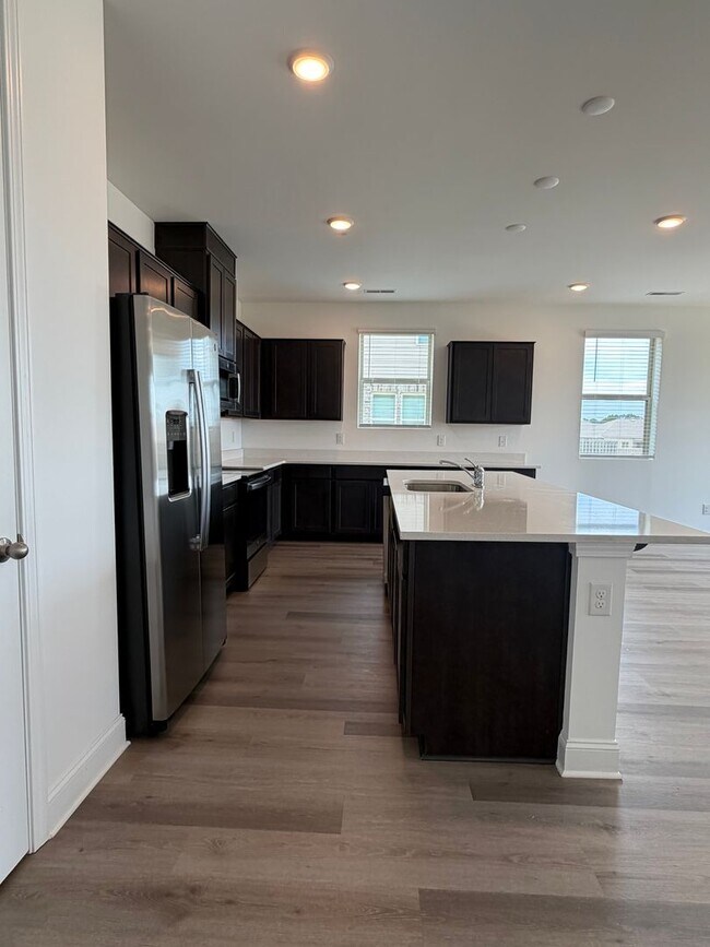 Building Photo - Beautiful 3 Bedroom Home in Grand Hollow with Resort-Style Amenities!