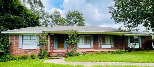 Primary Photo - 3 Bedroom 2 Bath Home in Clinton