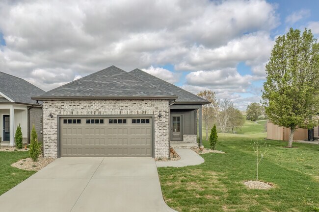 Building Photo - 319 Monroe Dr