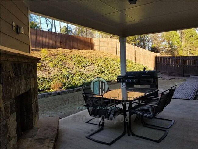 Building Photo - Beautiful 5BR/4BA Home in Just 5 Min from MALL OF GA