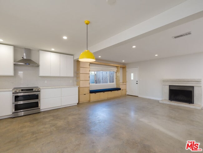 Building Photo - 2933 Acresite St