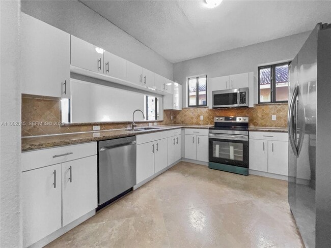 Building Photo - 1736 NE 9th Dr