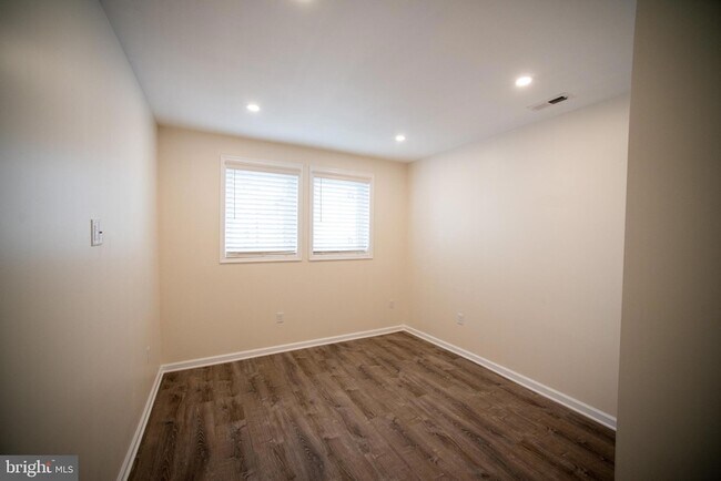 Building Photo - 2049 Snyder Ave