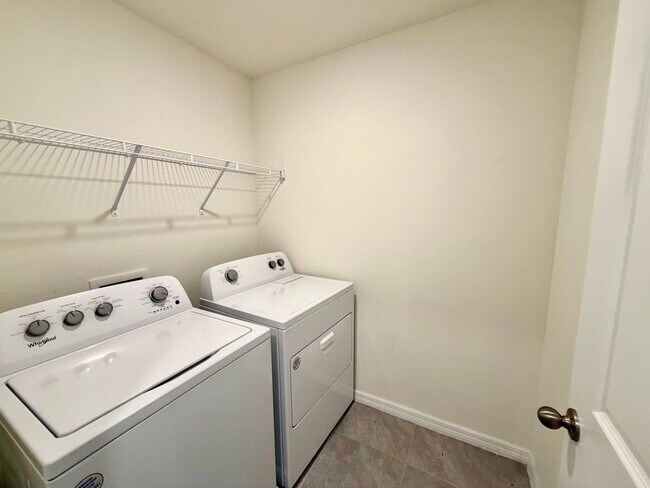 Building Photo - Beautiful Home in Newberry, FL – Spacious, Modern, and Peaceful Living