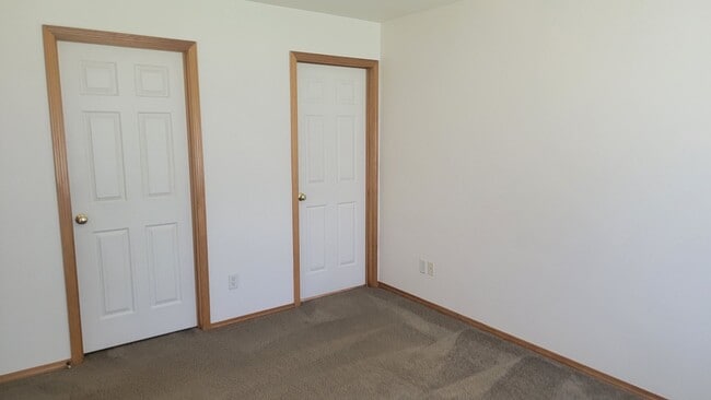 Building Photo - * MOVE IN SPECIAL* 1/2 OFF 1st FULL MONTH'...