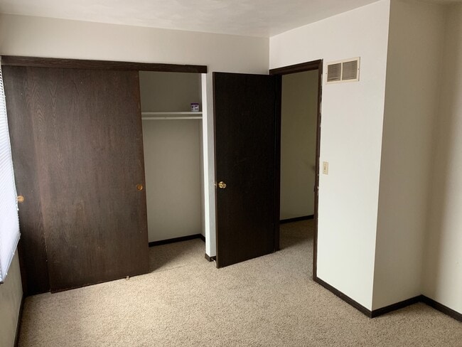 Building Photo - 2 bedroom townhouse- located near frisbee ...