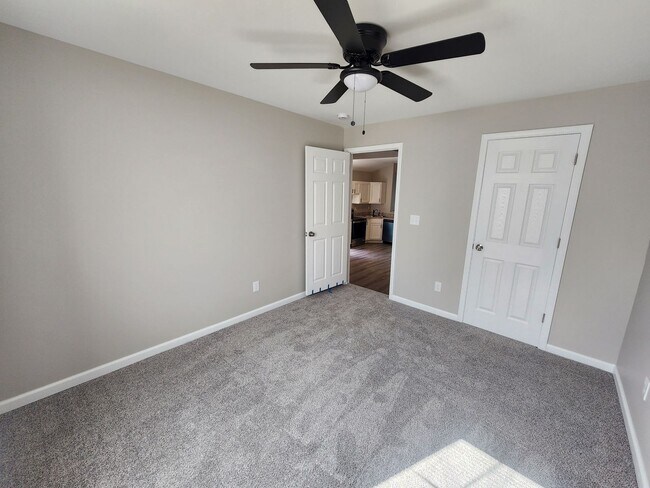 Building Photo - Renovated 2 bedroom 1 bath duplex unit with updated floors, bath, and kitchen!!