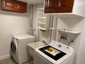 Building Photo - 140 Clark St