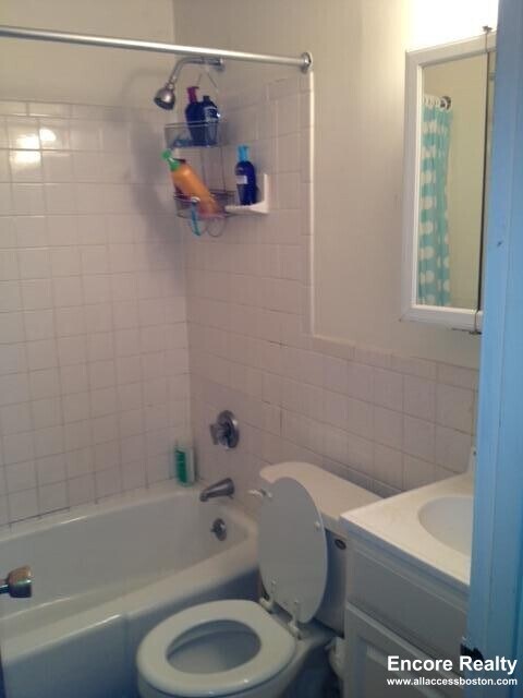 Building Photo - 879 Beacon St