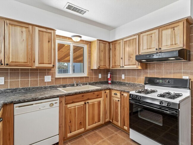 Building Photo - Spacious 4-Bed, 2-Bath Home | Large Backyard| Quick Access to Highway 528 and Other Routes| Pre-L...