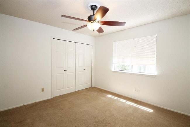 Building Photo - 6503 Heron Dr