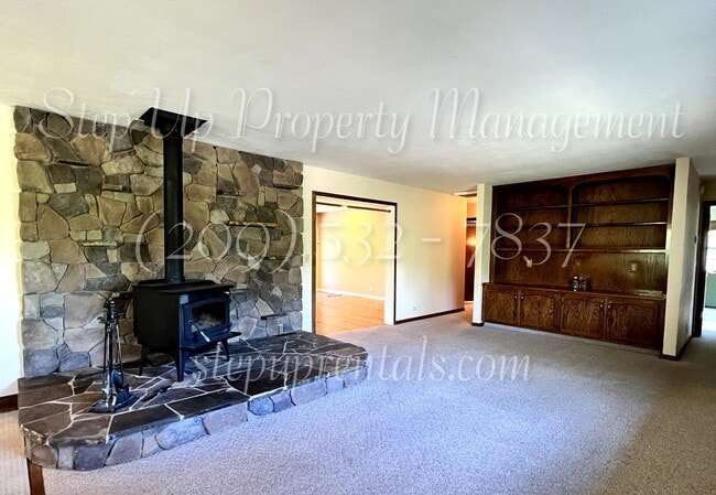 Building Photo - 2 Bedroom 2 Bath Home With Bonus Room off Racetrack!!!!