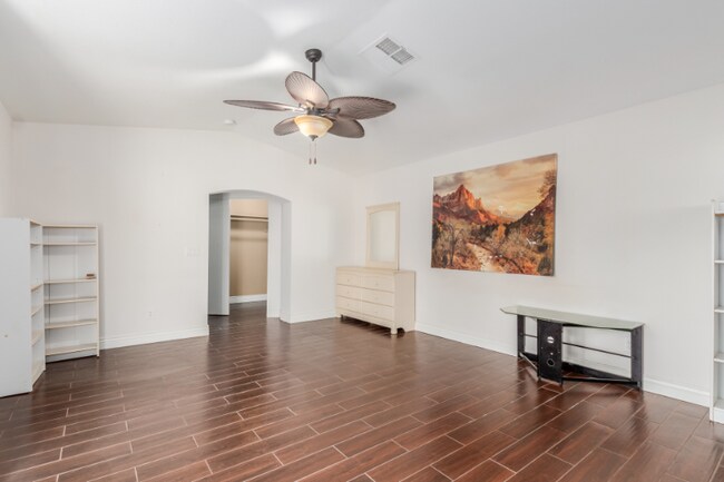 Building Photo - 3232 E Poinsettia Dr