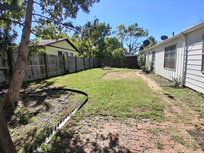 Building Photo - 1709 Crestview Dr