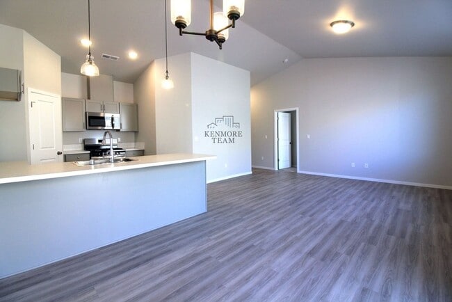 Building Photo - 3 Bedroom, 2 Bath Townhome in West Pasco
