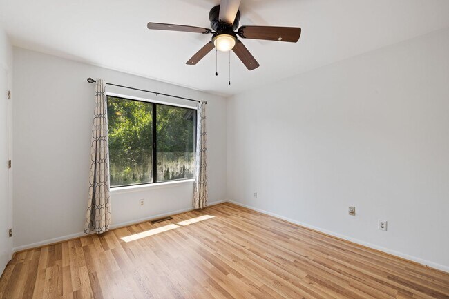 Building Photo - Available now. Beautifully updated 3 BR/2....