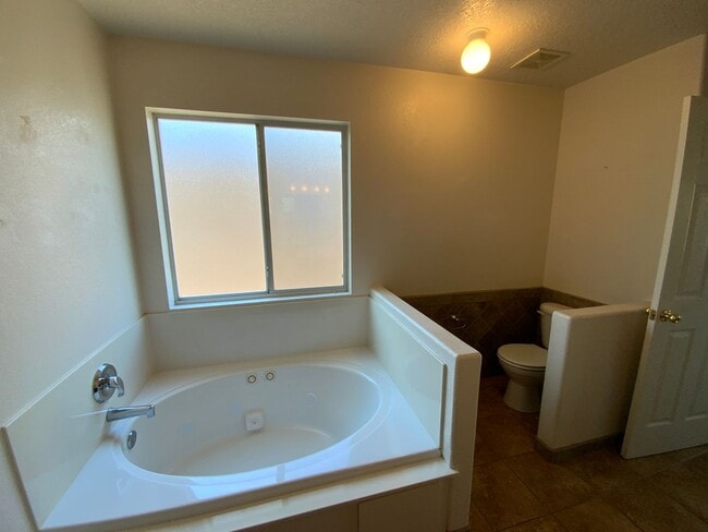 Building Photo - 4 Bedroom Home Available Near Golf Course ...