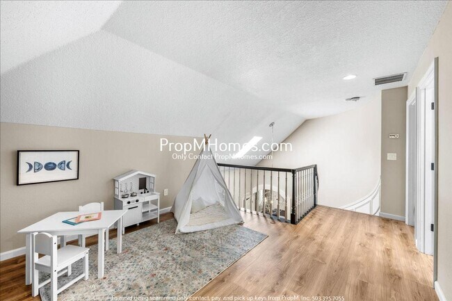 Building Photo - 17981 SW Meadowlark Ln