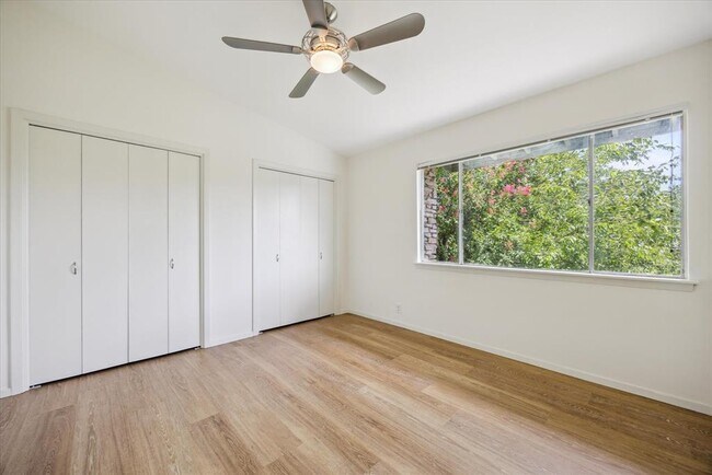 Building Photo - 1304 Mariposa Dr