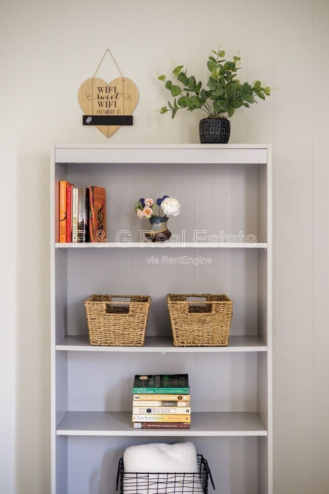 Building Photo - 3011 S Country Club Way