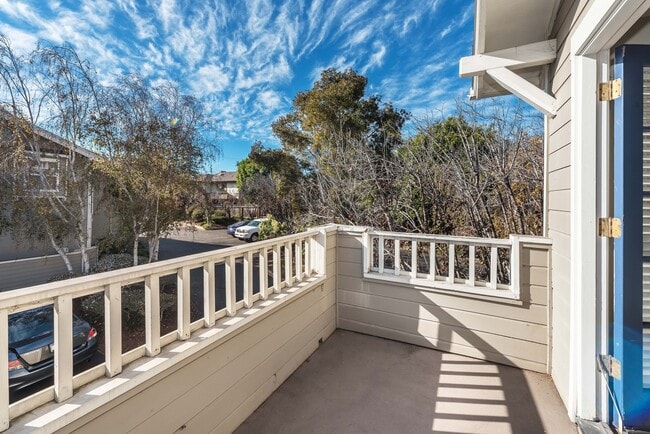 Building Photo - Spacious Downtown 2 bed/ 2.5 bath Condo - 2 blocks from Cottage!