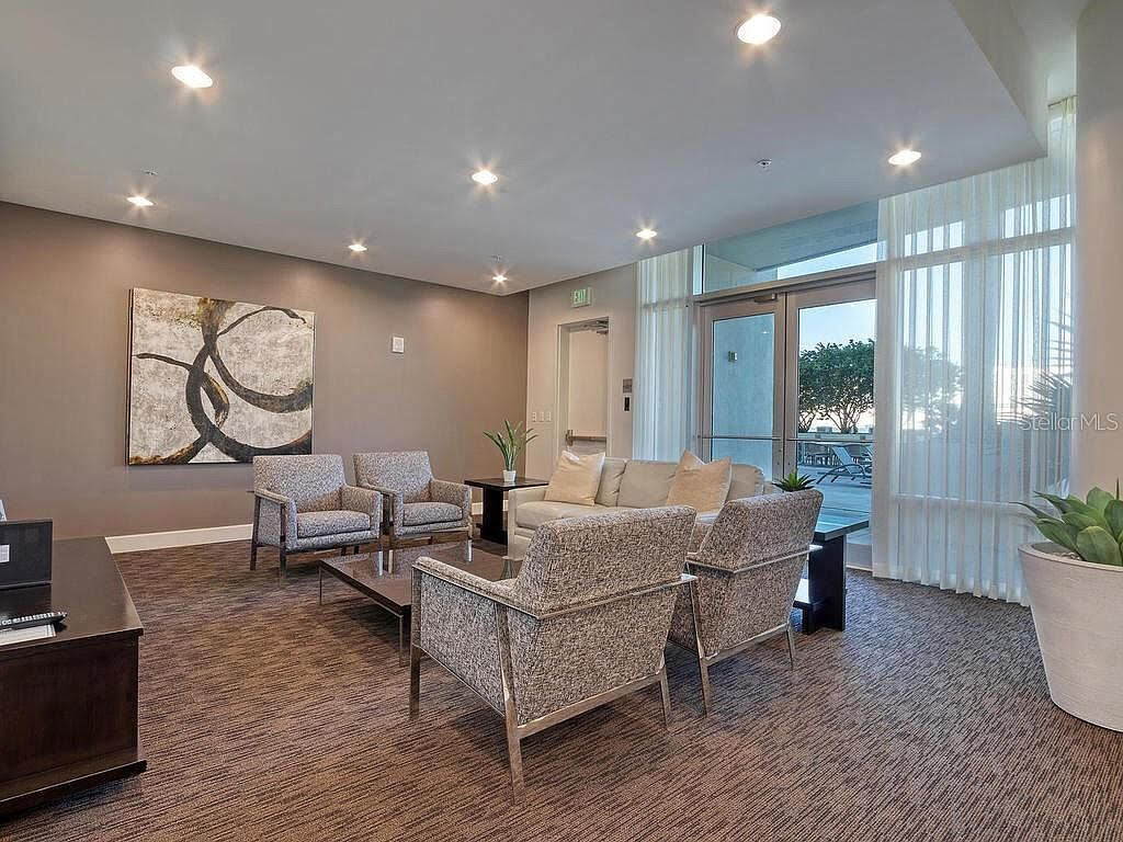 Club Room & Social Room - 400 4th Ave S