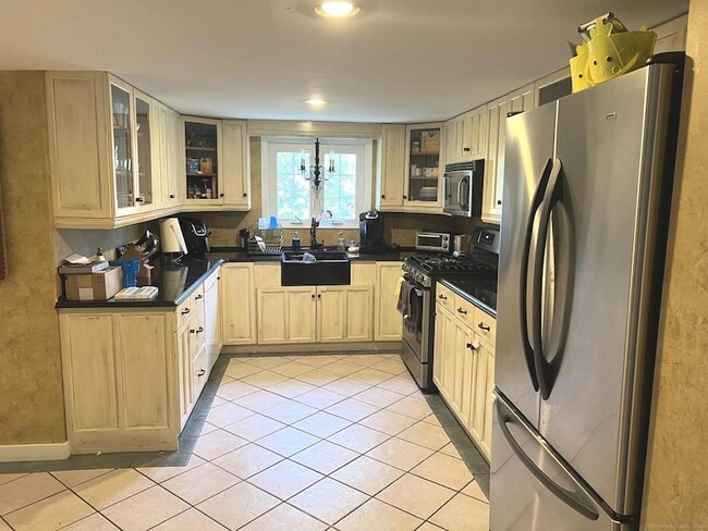 Building Photo - 566 W Main St