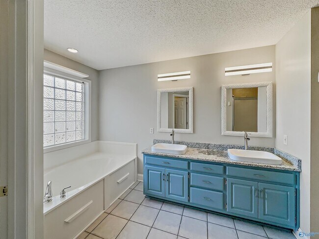 Building Photo - 93 Manor House Dr