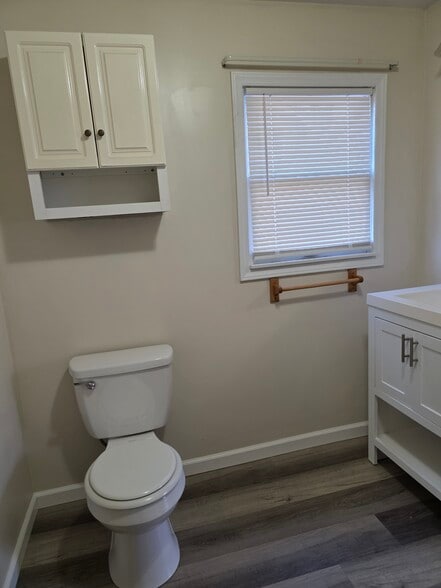 Building Photo - 3255 N Lakeshore Dr