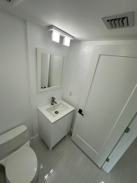 Building Photo - 9367 Fontainebleau Blvd