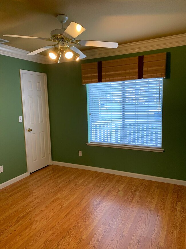 Building Photo - 3 Bedroom 2 Bath