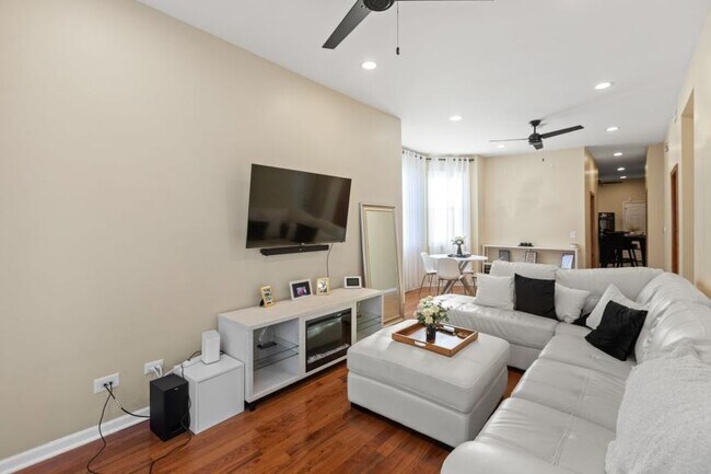 Building Photo - 3 bedroom in Chicago IL 60647