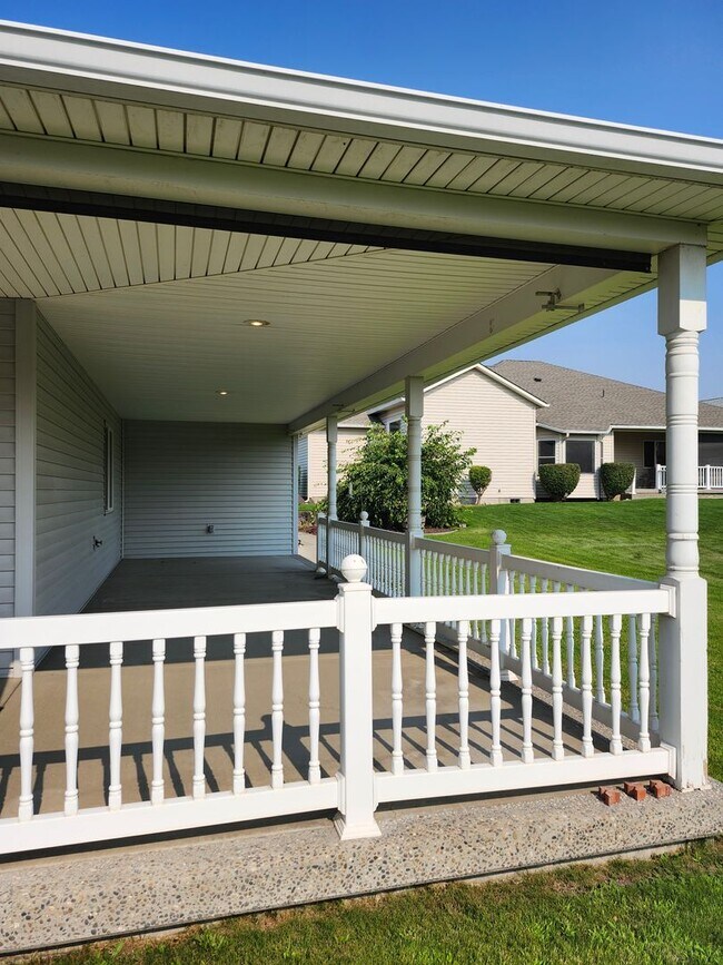 Building Photo - New Listing in a Beautiful Location in a Golf Community