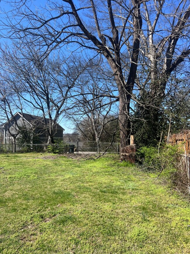 Building Photo - 1 month free with 13 month lease- East Nas...