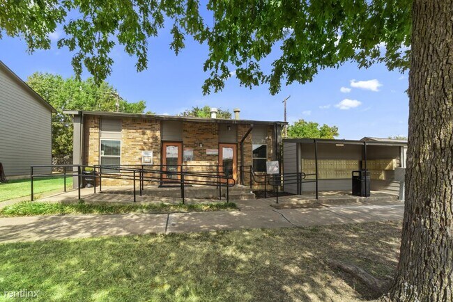 Building Photo - 3 br, 1.5 bath Apartment - Cleburne Plaza C