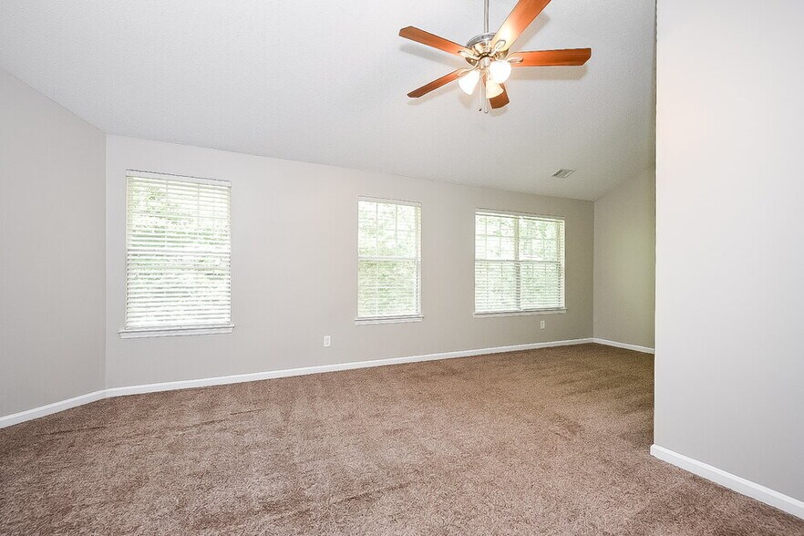 Building Photo - 123 Hidden Creek Dr