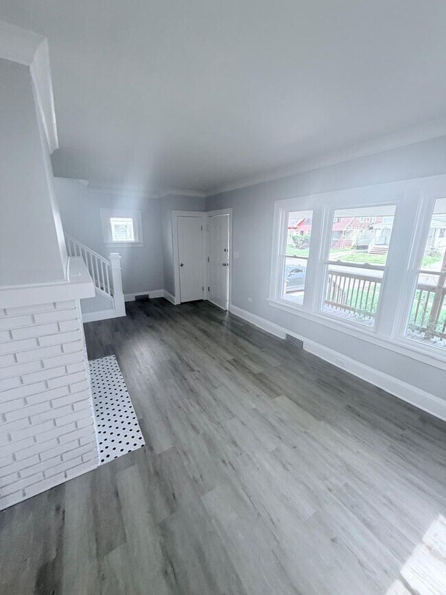 Building Photo - Gorgeous 4 bd, 1.5 bth Cleveland Heights Stunner!