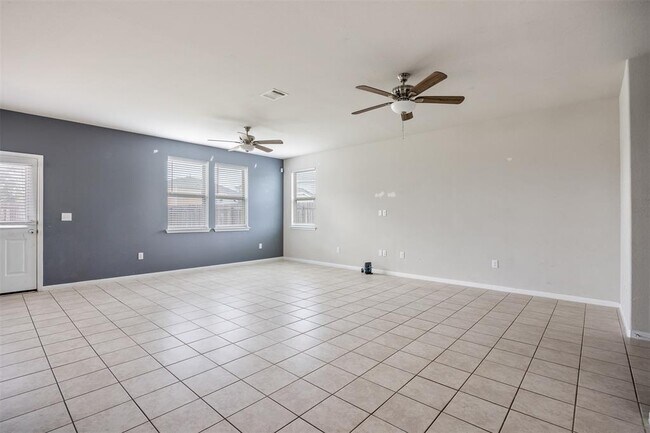 Building Photo - 369 Twisted Oaks Ln