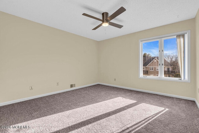 Building Photo - 290 N Main St