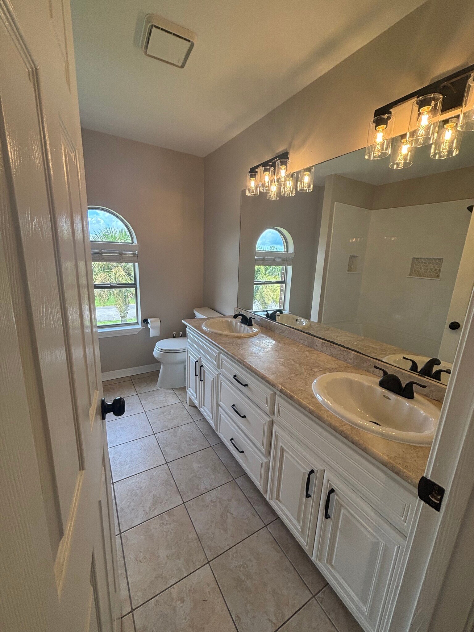 Building Photo - 7432 San Ramon Dr