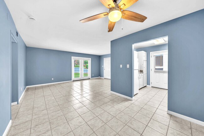 Building Photo - 2100 W Beach Dr