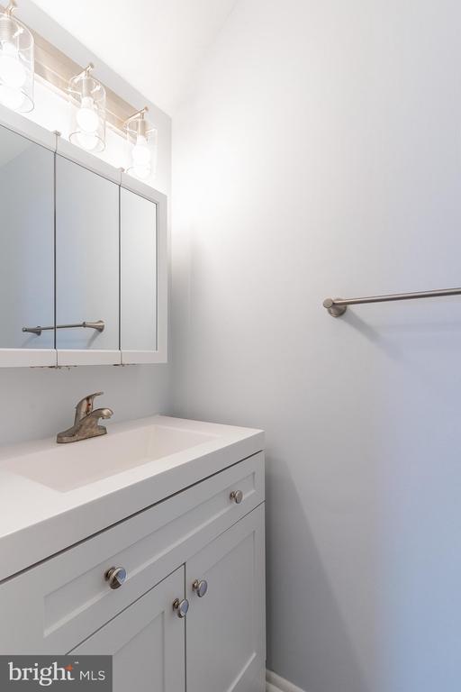 Building Photo - 8708 Village Square Dr