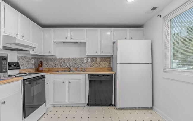 Building Photo - 1025 Dool Ct