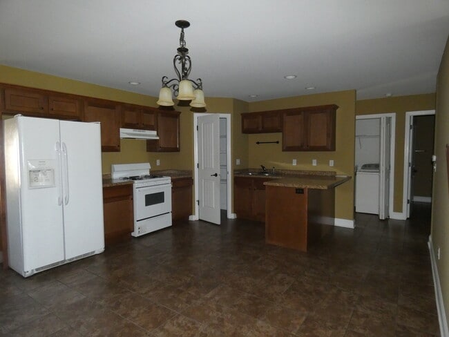 Building Photo - 627 N Edgemere Dr