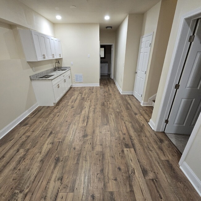 Building Photo - 5 Bedroom and 4.5 Baths. This home has it ...