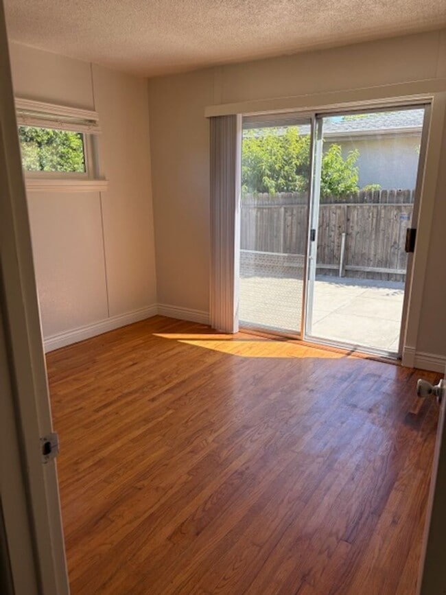 Building Photo - Beautiful 3 Bedroom, 1 Bathroom house