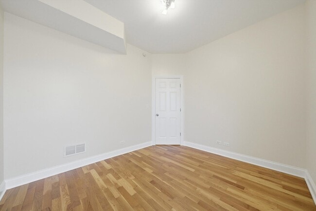 Building Photo - 4742 N Sawyer Ave