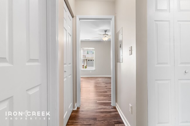 Building Photo - Stylish 2BR/2.5BA Townhome in Desirable Fl...