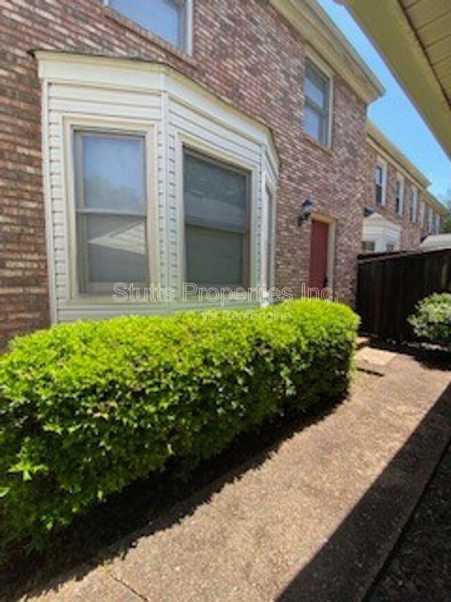 Building Photo - 253 Woodcastle Dr